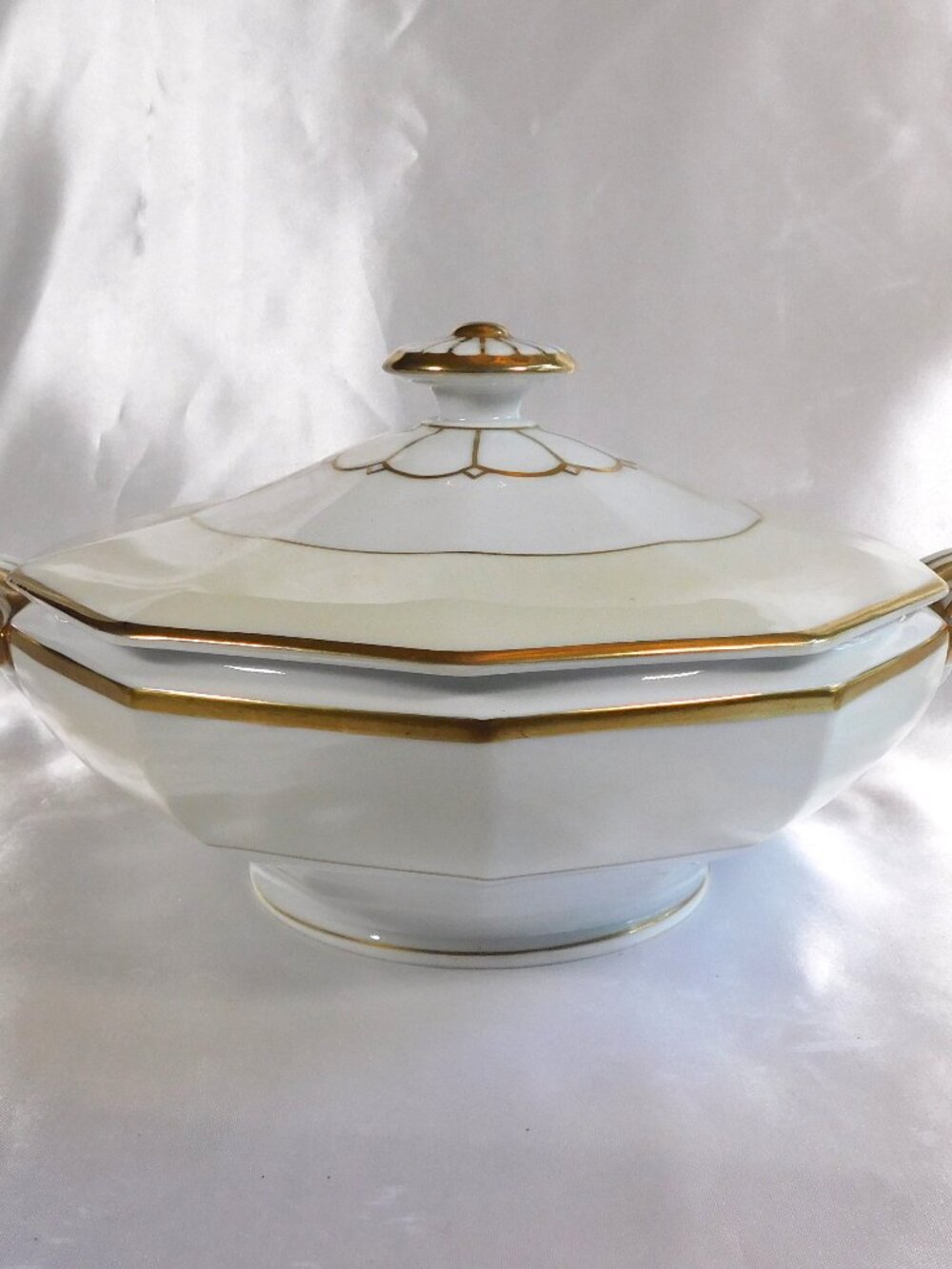 Heinrich & Co. Round Covered Vegetable Bowl in Colonial # 23602